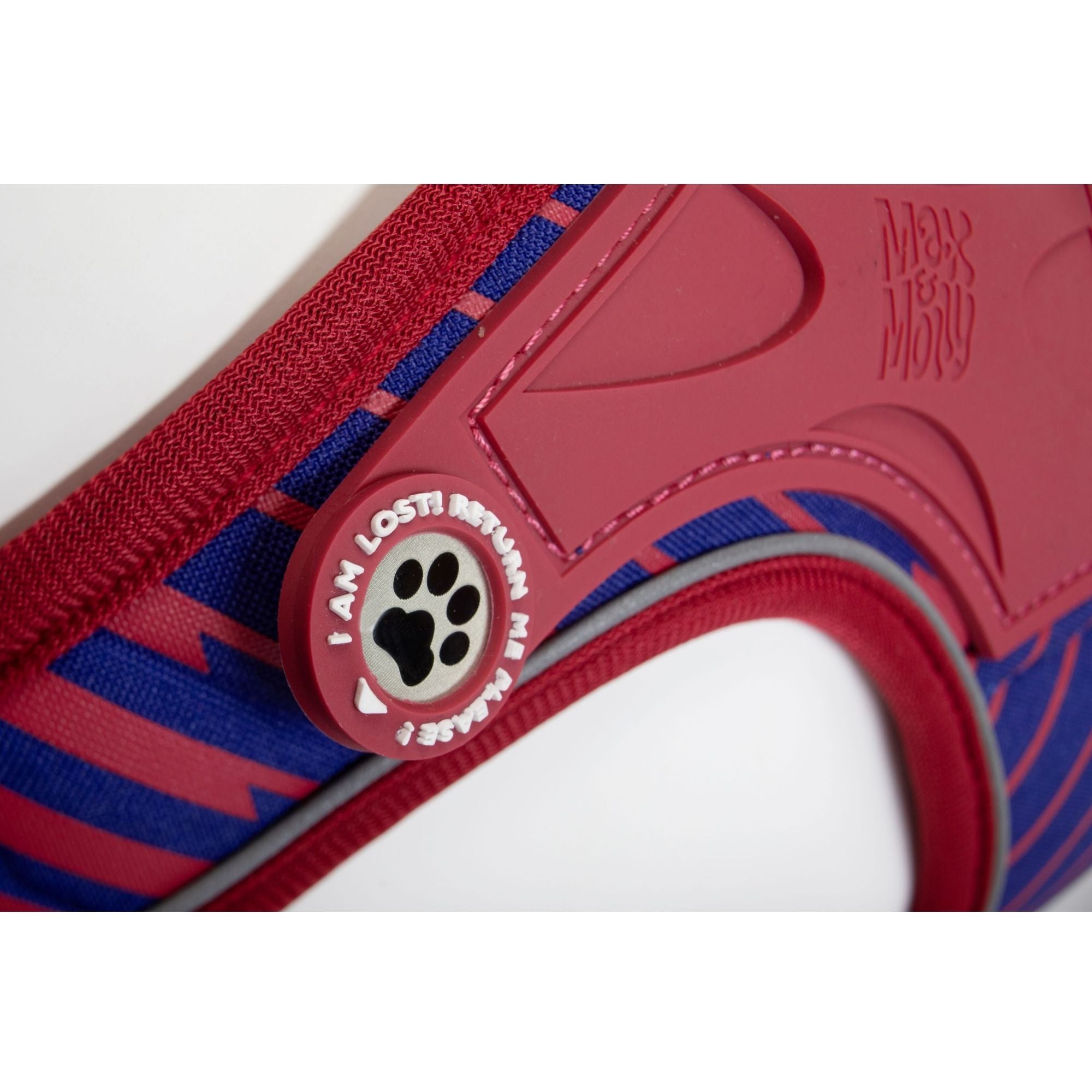 FC Barcelona dog harness with ergonomic design and padded fit – perfect for comfortable walks with your dog.