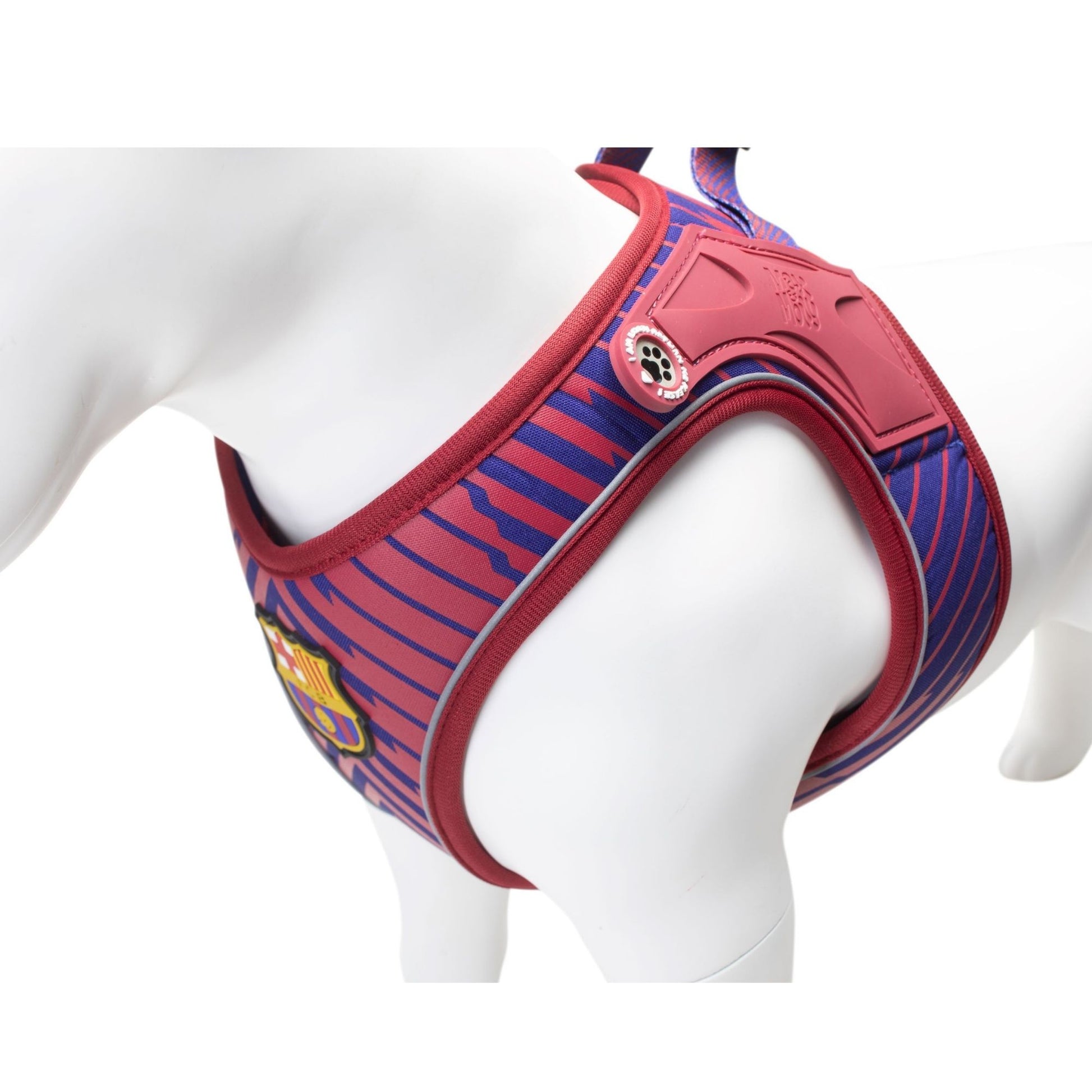 FC Barcelona dog harness with ergonomic design and padded fit – perfect for comfortable walks with your dog.