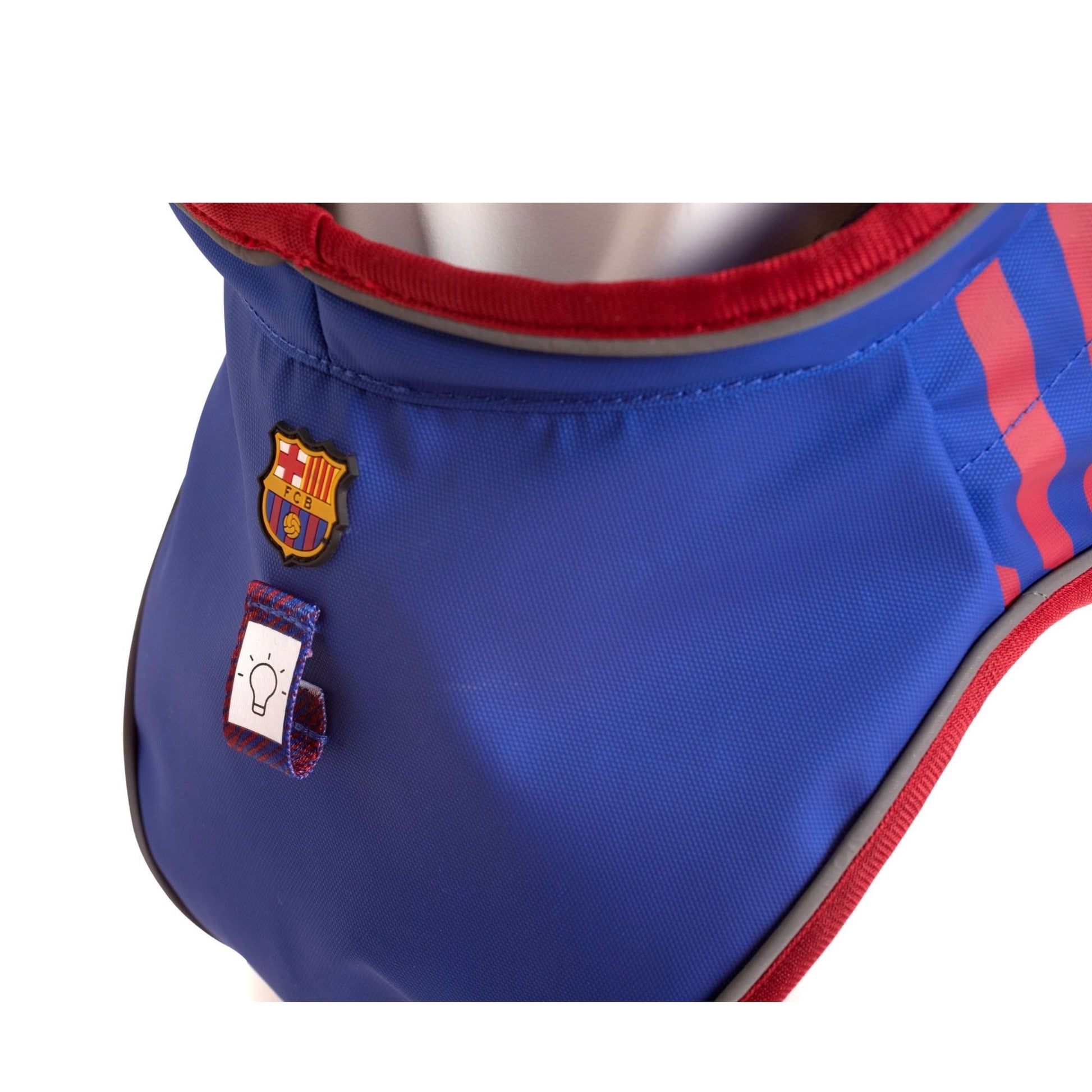 FC Barcelona dog raincoat – waterproof and adjustable for optimal protection on rainy walks.